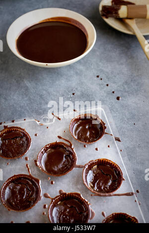Verarbeiten Aufnahmen von Marzipan Hibiscus Tassen. Fotografiert auf einem grauen Hintergrund. Stockfoto
