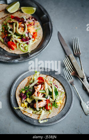 Lachs Tacos auf der Metallplatte Stockfoto