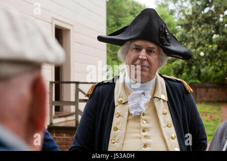 George Washington-Re-Enactor (Dean Malissa) Treffen mit anderen Reenactors in Mount Vernon, Virginia, Vereinigte Staaten Stockfoto