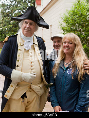 George Washington Re Enactor (Dean Malissa) posieren für Bild mit Besuchern in Mount Vernon, Virginia, Vereinigte Staaten Stockfoto