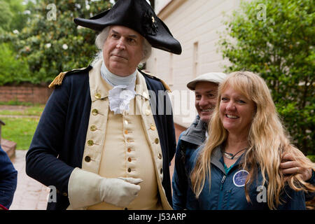 George Washington Re Enactor (Dean Malissa) posieren für Bild mit Besuchern in Mount Vernon, Virginia, Vereinigte Staaten Stockfoto