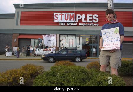 Ben Derrick protestiert gegen Staples Donnerstag, 11. April 2002 in Bloomington, Indiana. Die Demonstranten behaupten, dass Staples Old Growth Waldprodukten in das Papier die Firma verkauft. (Foto von Jeremy Hogan) Stockfoto