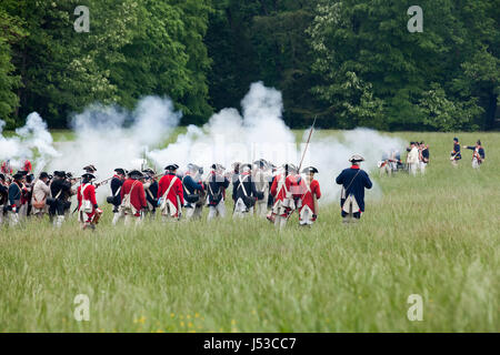 Schusslinie der amerikanischen Soldaten im amerikanischen Unabhängigkeitskrieg Reenactment in Mount Vernon - Virginia USA Stockfoto