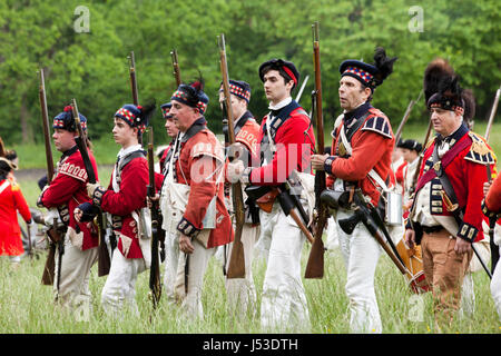 Britische Soldaten während einer Nachstellung des 18. Jahrhunderts Unabhängigkeitskrieges in Mount Vernon - Virginia USA Stockfoto