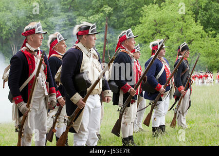 Schusslinie der amerikanischen Soldaten im amerikanischen Unabhängigkeitskrieg Reenactment in Mount Vernon - Virginia USA Stockfoto