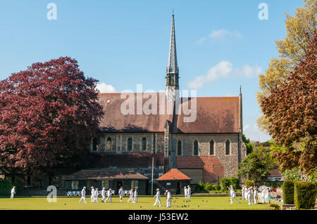 Schalen von Spielern auf dem Bowling Green in Preston Park, Brighton, vor St. Johannes-Kirche. Stockfoto