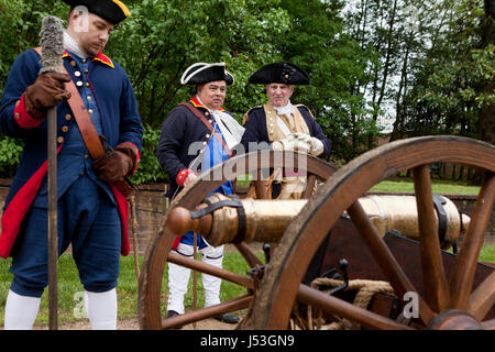 Amerikanischen Kanone Artillerie Crew in den amerikanischen Unabhängigkeitskrieg Reenactment in Mount Vernon - Virginia USA Stockfoto