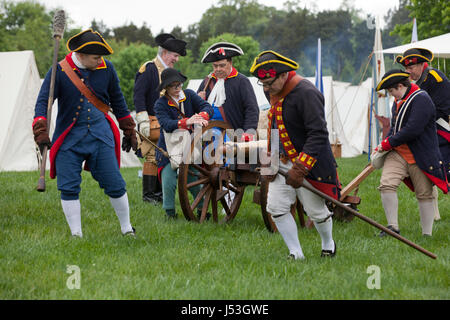 Amerikanischen Kanone Artillerie Crew in den amerikanischen Unabhängigkeitskrieg Reenactment in Mount Vernon - Virginia USA Stockfoto