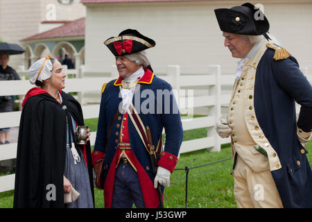 George Washington-Re-Enactor (Dean Malissa) Treffen mit anderen Reenactors in Mount Vernon, Virginia, Vereinigte Staaten Stockfoto