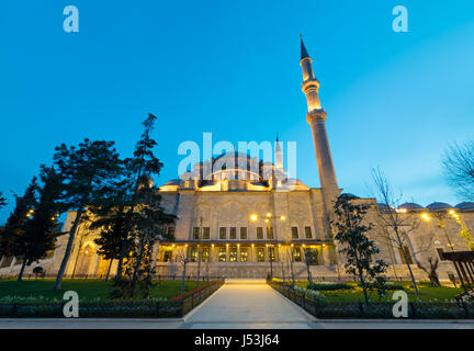 Äußere Low Angle Night Shot von Fatih Moschee, ein Ottoman Imperial Moschee auf dem dritten Hügel von Istanbul, Türkei Stockfoto