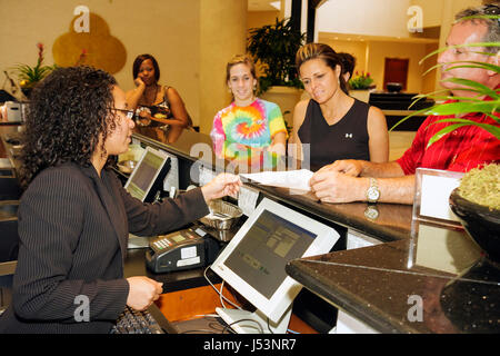 Little Rock Arkansas, The Peabody Little Rock, Hotel, schwarze Frau, weibliche Arbeiter, Mann, Männer, Teenager, Teenager, Studenten Stockfoto