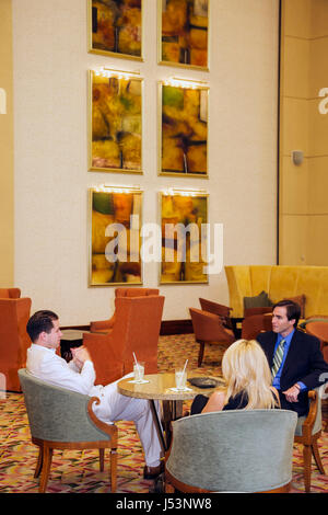 Little Rock Arkansas, The Peabody Little Rock, Hotelhotels, Motel Motels, Erwachsene Erwachsene, Männer, Männer, Frauen, Frauen, Frauen, Frauen, Gruppen, Geselligkeit Stockfoto