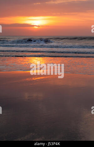 Sonnenuntergang am Welcombe Mouth Beach in North Devon, Großbritannien. Stockfoto