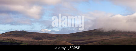 Panoramablick über die sanften Hügel des Dartmoor National Park in der Nähe von Sourton Down. Es gibt niedrige Wolken verdeckt oben auf den Toren. Stockfoto