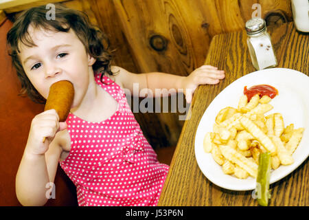 Arkansas Portia, Dairy King, Restaurant Restaurants Essen Essen Essen Essen Essen gehen Cafe Cafés Bistro, Mädchen, junge Jugendliche Jugendliche weibliche Kind Stockfoto