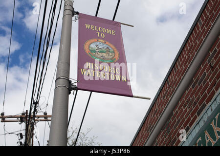 Ein Willkommen Zeichen hängt am Mount Auburn Street in Watertown, Massachusetts. Stockfoto