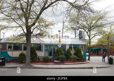 Stadt-Diner ist ein beliebter Ort zum Essen auf belebten Mount Auburn Street in Watertown, Massachusetts Stockfoto