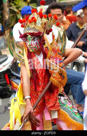 KAOHSIUNG, TAIWAN--16. März 2014: ein junger Mann mit bemalte Gesichtsmaske und gekleidet wie ein Alter Krieger bei einer örtlichen Tempel-Zeremonie darstellt. Stockfoto