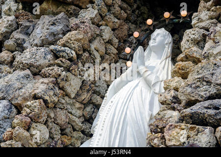 Arkansas Randolph County, Pocahontas, St. Paul katholische Kirche, Grotte, Religion, Jungfrau Maria, Marian, Altar, Statue, Felsen, Ikone, Christentum, Besucher reisen tr Stockfoto