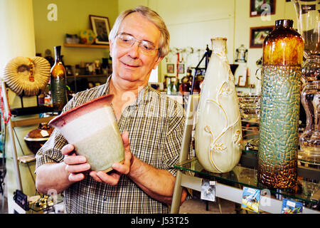 Arkansas Randolph County, Pocahontas, Black River Beads & Pottery, Mann Männer männlich, Verkauf, Shopping Shopper Shopper Shop Geschäfte Markt Märkte Marktplatz kaufen Stockfoto