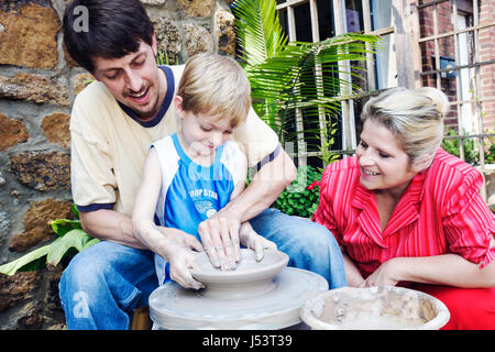 Arkansas Randolph County, Pocahontas, Black River Beads & Pottery, Töpferrad, Mann Männer männlich, Vater, Eltern Eltern, Jungen, männliche Kinder Kind childre Stockfoto