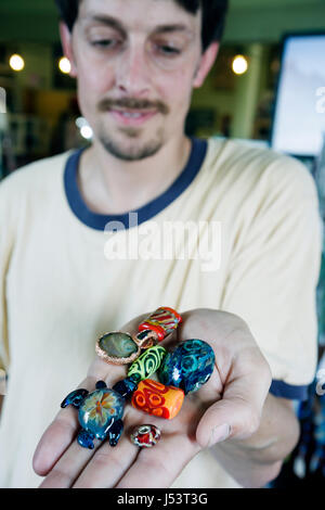 Arkansas Randolph County, Pocahontas, Black River Beads & Pottery, Perlen, italienisches Glas, Perlenmacher James Tinker, Männer männlich, Handwerker, Handwerk, bunt, AR Stockfoto