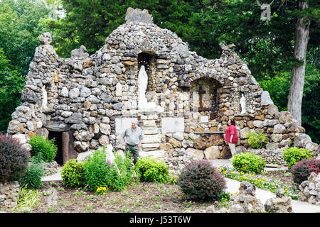 Arkansas Randolph County, Pocahontas, St. Pauls katholische Kirche, Grotte, Mann Männer männlich, Frau weibliche Frauen, Religion, Jungfrau Maria, Marian, Altar, Statue, Felsen, ic Stockfoto