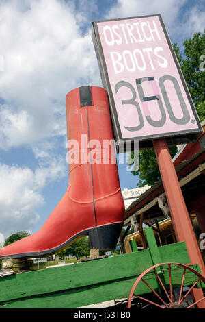 Arkansas Ravenden, Junction Boot Center, Zentrum, Straßenschild, riesiger Cowboy-Stiefel, Straußenleder, Western, Lifestyle, Reiten, verkaufen, exotisch, Wagen, AR080603010 Stockfoto