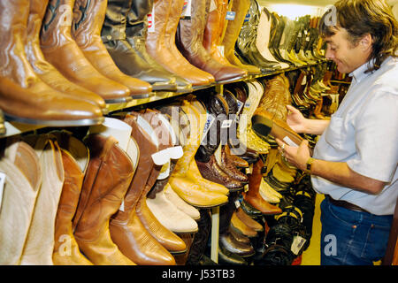 Arkansas Ravenden, Junction Boot Center, Zentrum, Mann Männer männlich, Cowboy-Stiefel, Verkaufsverkauf Leder, Western, Lifestyle, Reiten, verkaufen, kaufen, entscheiden, Shopper einkaufen Stockfoto
