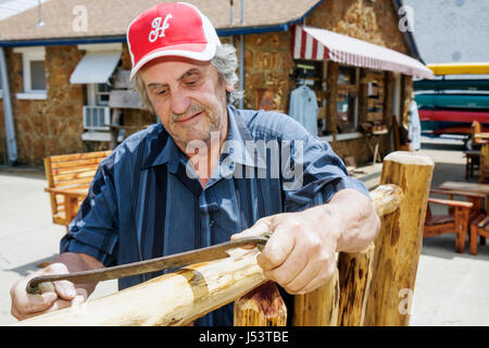 Arkansas Ozark Mountains, Hardy, Hauptstraße, der indische Mann, Holzbettkopfteil, Holzarbeiter, rustikale Möbel, Männer männlich, Handwerker, Schreiner, Design, Heim Stockfoto