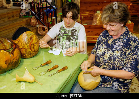 Arkansas Ozark Mountains, Hardy, Main Street, Ozark Classic Crafts Mall, Gourd Class, Erwachsene Erwachsene Frau Frauen weibliche Dame, mittleres Alter, Jungen, männliches Kind Stockfoto