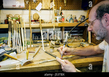 Arkansas Ozark Mountains, Hardy, Hauptstraße, Ozark Classic Crafts Mall, Zauberstab, Männer männlich, Handwerker, Handwerker, Schnitzen, Holzarbeiten, Werkzeuge, Arbeitstisch, Kunst, a Stockfoto