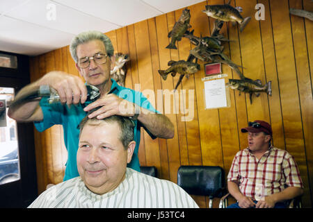 Arkansas Ozark Mountains, Hardy, Hauptstraße, Hardy Barber Shop, Männer männlich, Frisur, Service, trimmen, kleine Unternehmen, Schere, Holzplatte, männliche Hangout, AR08060 Stockfoto