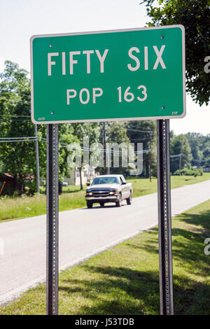 Arkansas Ozark Berge, sechsundfünfzig, kleine Stadt, Stadtgrenze, Straßenschild, Bevölkerung, grün, Pickup-LKW, LKW, lustig, Humor, humorvoll, Humor, humorvoll, Besucher t Stockfoto