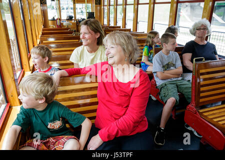 Arkansas, Pulaski County, Little Rock, Markham Street, River Rail Electric Streetcar, Frau weibliche Frauen, Senioren Bürger junge Jungen, männliche Kind Stockfoto