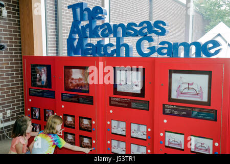 Little Rock Arkansas, historisches Arkansas Museum, zwei Mädchen, interaktiver Ausstellungsverkauf lernen, Spaß, Studenten Match Game, AR080605037 Stockfoto