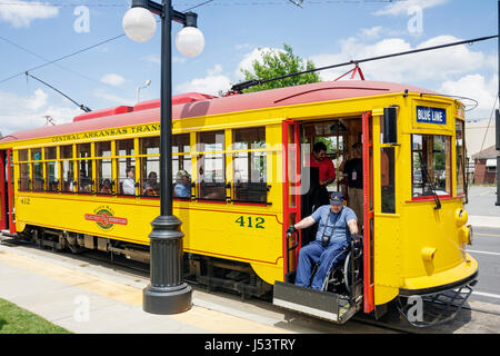 Arkansas North Little Rock, North Maple Street, River Rail Electric Streetcar, Männer männlich, behindert, rollstuhlgerecht, Rampe, Erbe, Trolley, Nachbildung, Stockfoto