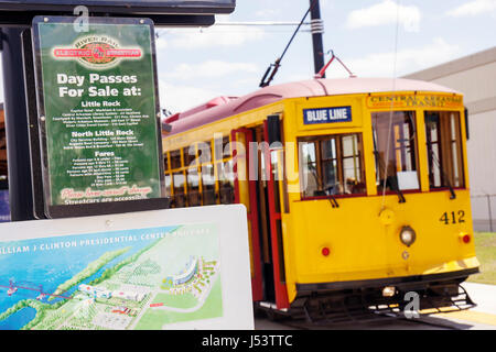 Little Rock Arkansas, World Street, River Rail Electric Streetcar, Schild, Fahrplan, Karte, Informationen, Kulturerbe, Trolley, Replik, Stadtbahnsystem, Downtown Red, Stockfoto
