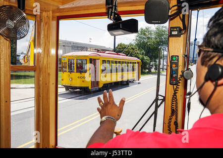 Little Rock Arkansas, River Rail Electric Streetcar, hispanischer Mann Männer männlich, Dirigent, Erbe, Trolley, Replik, Stadtbahnsystem, Innenstadt rot gelb, trac Stockfoto