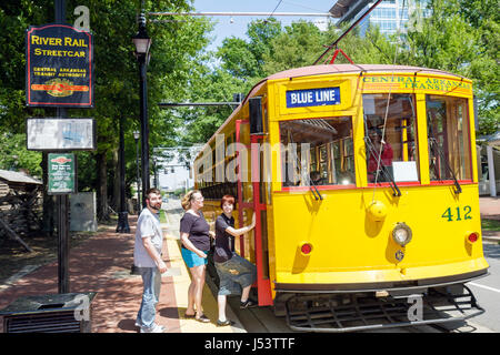 Little Rock Arkansas,2. Street,River Rail Electric Streetcar,Mann Männer männlich,Frau weibliche Frauen,Teenager Teenager Teenager Studenten Studenten stoppen,Wildschwein Stockfoto