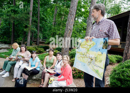 Arkansas Hot Springs, Garvan Woodland Gardens, Reiseführer, Mann Männer männlich, Frau weibliche Frauen, Gruppe, Natur, Botanik, Flora, Pflanze, Wald, Baum, landschaftlich, Landschaft, t Stockfoto