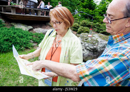 Arkansas Hot Springs, Garvan Woodland Gardens, Mann Männer männlich, Frau weibliche Frauen, Paar, Natur, Botanik, Flora, Pflanze, Wald, landschaftlich, Landschaft, Bildung, Karte, vi Stockfoto