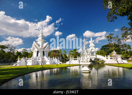 Wat Rong Khun The White Temple mit Teich in Chiang Rai, Thailand. Stockfoto