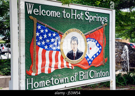 Arkansas Hot Springs, Central Avenue, Hill Wheatley Plaza, Schild, 42. Präsident, Bewohner, William Jefferson Clinton, Heimatstadt, bemalt, geschnitztes Holz, Porträt, Stockfoto