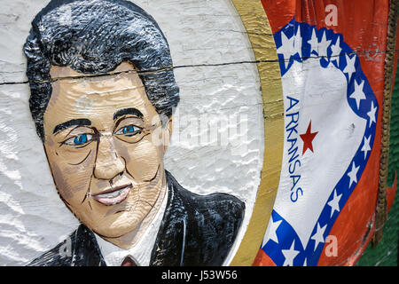 Arkansas Hot Springs, Central Avenue, Hill Wheatley Plaza, Schild, Logo, 42. Präsident, Bewohner, William Jefferson Clinton, Heimatstadt, bemalt, geschnitztes Holz, Hafen Stockfoto