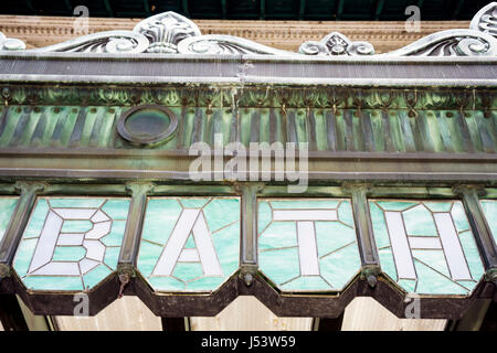 Arkansas Hot Springs, Hot Springs National Park, Bathhouse Row, Fordyce Badehaus, Häuser, Besucherzentrum, Zentrum, Bronze, gespanntes Glas, Festzelt, Eingang, Fr. Stockfoto