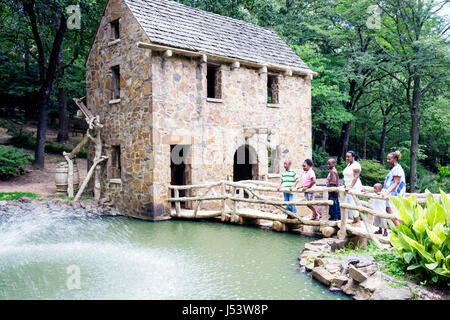 Little Rock Arkansas, T.R. Pugh Memorial Park, The Old Mill, erschien in Gone with the Wind, Schwarze Frau weibliche Frauen, Jungen, männliche Kinder Kind Kind Kinderchen Stockfoto