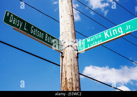 Little Rock Arkansas,Daisy Gatson Bates Drive,1957 Bürgerrechtler,Straßenschild,Name,Martin Luther King,Rennen,1957 Entmischungskrise,Black Histor Stockfoto