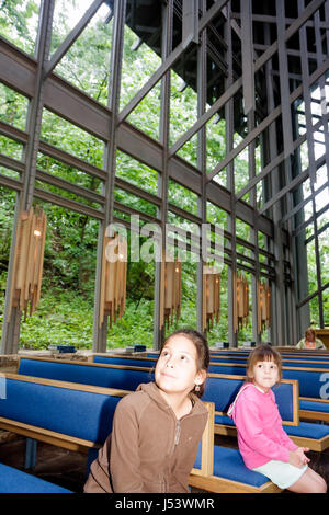 Eureka Springs Arkansas, Ozark Mountains, Thorncrown Chapel, Architekt E. Fay Jones, Mädchen, Schwestern, Blick, Inneneinrichtung, Design, Glas, Stahl, Waldsettin Stockfoto