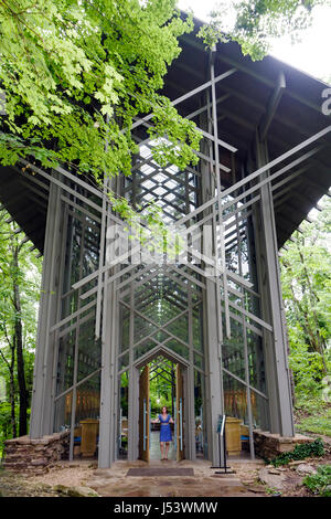 Eureka Springs Arkansas, Ozark Mountains, Thorncrown Chapel, Architekt E. Fay Jones, Design, Glas, Stahl, weibliche Frauen, Tür, Haustür, Eingang, Vorderseite, Stockfoto